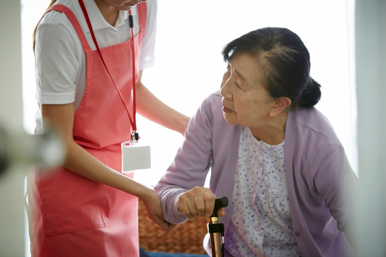 高齢者の介助をする女性スタッフ